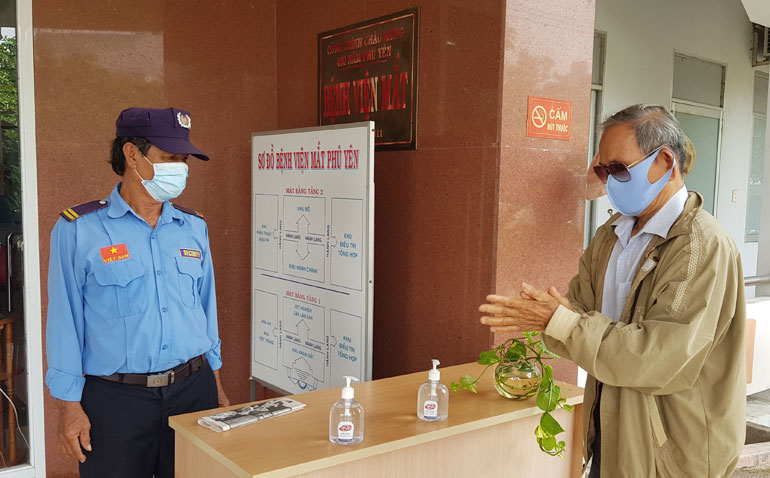 Các cơ sở y tế tại Phú Yên thực hiện nghiêm các biện pháp phòng chống dịch. Trong ảnh: Người dân rửa tay sát khuẩn trước khi vào khám tại Bệnh viện Mắt Phú Yên. Ảnh: YÊN LAN